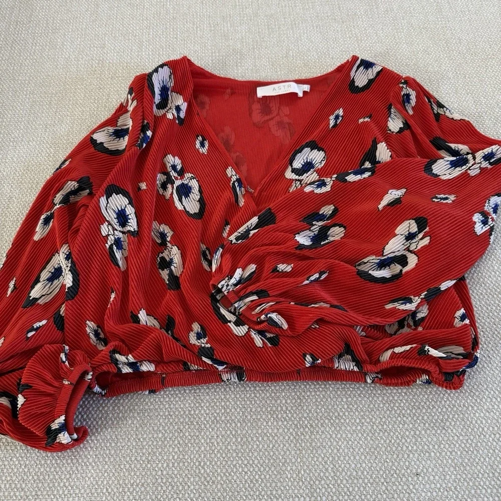 ASTR the Label Puff Sleeve Bubble Hem Blouse Red Floral Women's Size Large